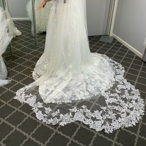 Cathedral Ivory Lace Veil - Picture 2 of 2